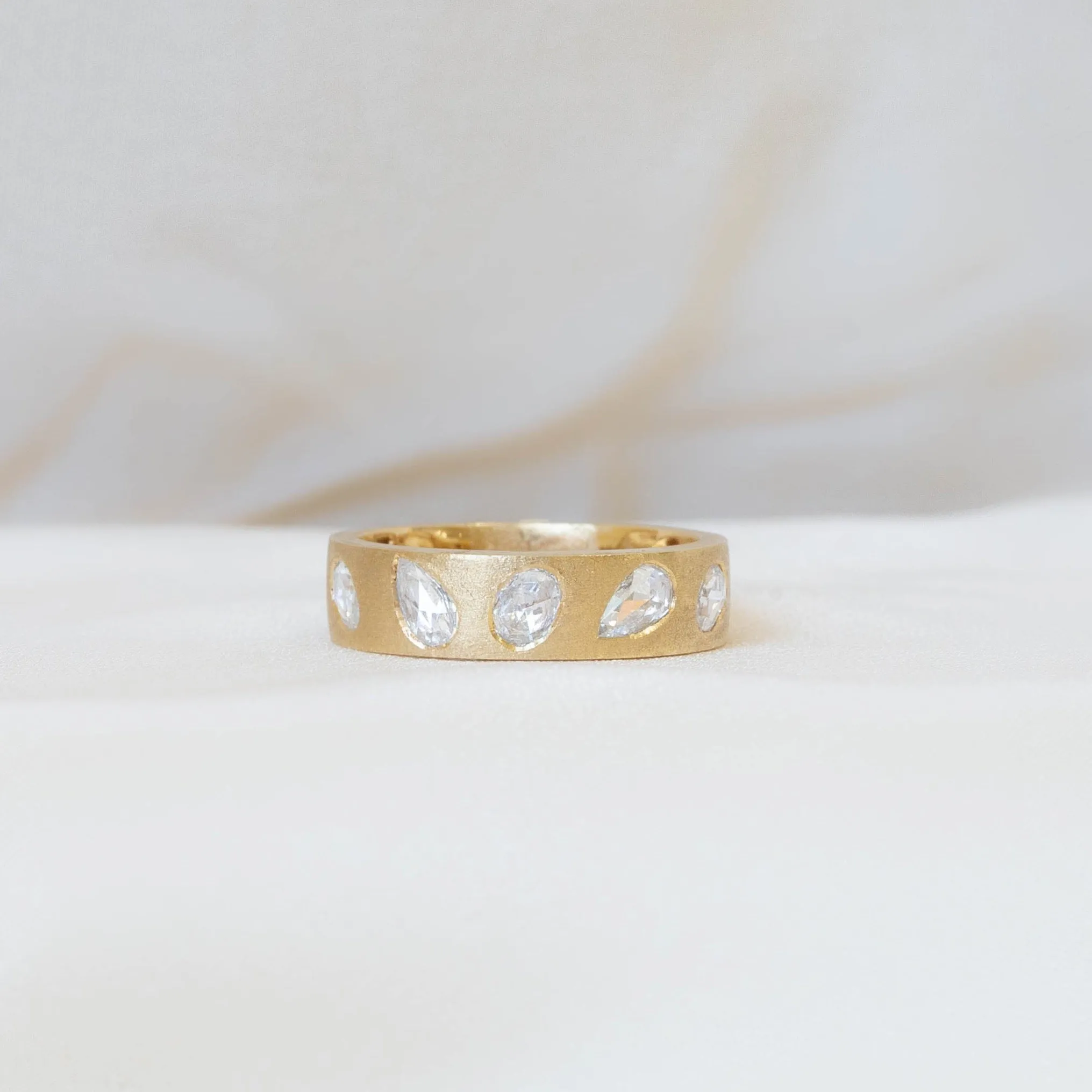 18ky Pear & Oval-Cut Diamond Wide Band